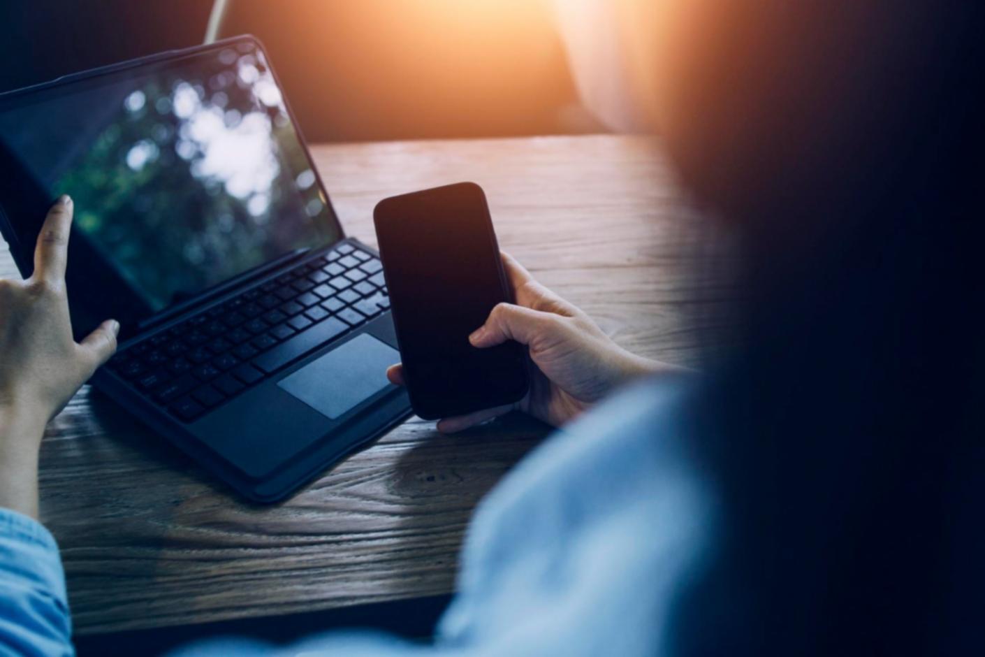 Teilnehmer arbeitet an Investitionsanalyse auf Laptop